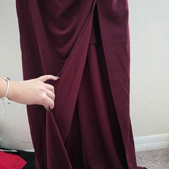 Elegant Burgundy Evening Gown - Picture 7 of 11
